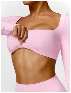 Λεπτομέρεια ροζ μακρυμάνικο crop top με τετράγωνη λαιμόκοψη και ελαστικό ύφασμα γιόγκα
