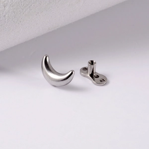 Detailaufnahme des silbernen Mondsicheleinsatzes aus Edelstahl für Dermal Anchor Piercings