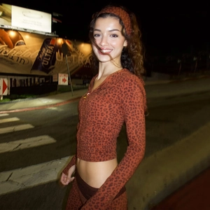 Détail du sweat à capuche imprimé léopard avec bandeau assorti de style urbain moderne