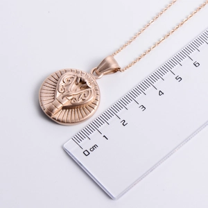 Rose gold stainless steel geometric cobra pendant necklace with a diameter of 2cm