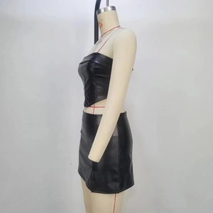 Seitenansicht eines schwarzen Kunstleder-Zweiteilers mit Tube-Top und Minirock mit Schlitz