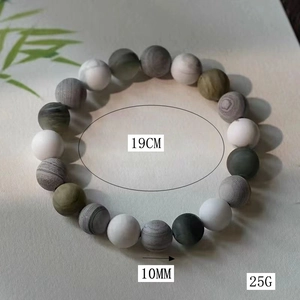 Détails du bracelet en perles de 10mm avec circonférence de 19cm et poids de 25g indiqués