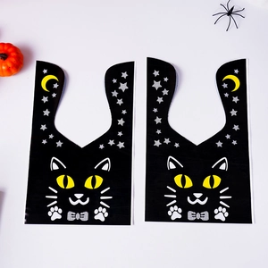 Dettaglio di sacchetti neri per Halloween con gatti e lune su sfondo bianco pulito