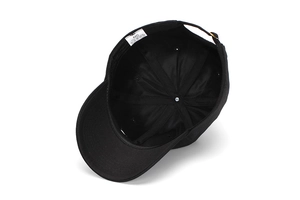 Détail de l'intérieur d'une casquette en coton avec sangle réglable marron et boucle métal