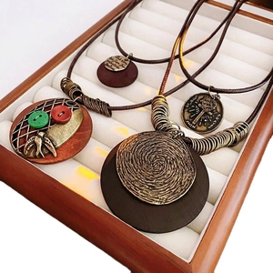 Trois colliers bohèmes en cuir avec pendentifs en bronze antique et détails en bois