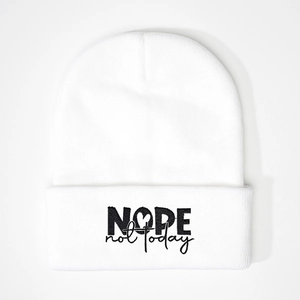 Bonnet en maille côtelée blanche avec broderie noire NOPE not today sur le revers