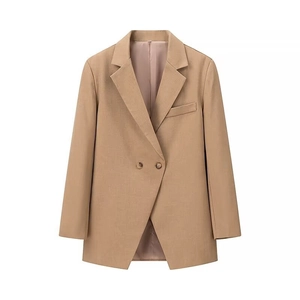 Détail d'un blazer pour femme couleur camel avec col à revers et double boutonnage