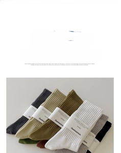 Flachbild von bunten Baumwoll-Rippsocken in Dunkelgrau, Olivgrün und Schwarz
