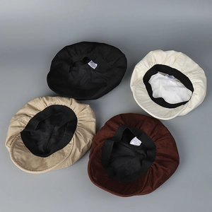 Détail de casquettes gavroche en lin mélangé en quatre couleurs avec bandeau élastique