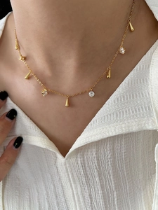 Primo piano della collana in argento S925 con nappe in zircone e ciondolo di perle su modella