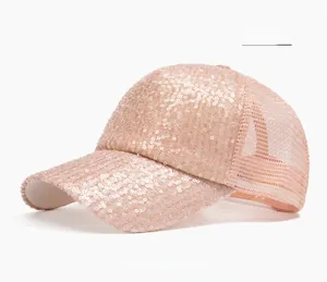 Détail de la casquette rose à paillettes avec dos en mesh respirant et visière brillante