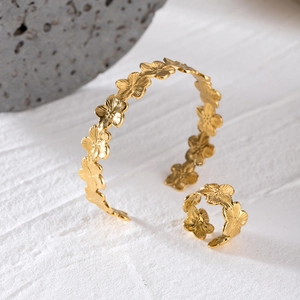 Set gioielli fiore dorato con bracciale rigido e anello regolabile in acciaio inox