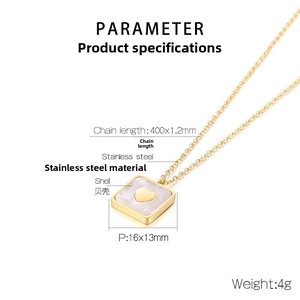 Detail van gouden titanium ketting met witte schelp inleg en hartvormig detail