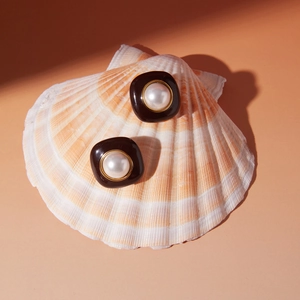Boucles d'oreilles rétro en acier avec perles et émail noir sur socle coquillage