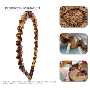 Classic tortoise shell zigzag headband made of 8mm thick acetate for a vintage wave look
