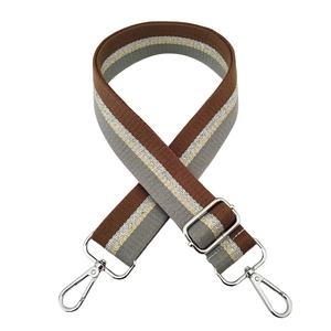 Dettaglio della tracolla intrecciata larga a righe grigio-marroni con ganci metallici