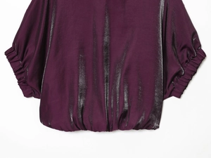Detail von lila Metallic-Beschichtung Stoff mit elastischen Bündchen für Modesets