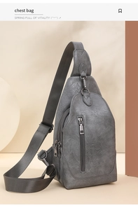 Détail du sac de poitrine en similicuir gris avec texture vintage et sangle réglable