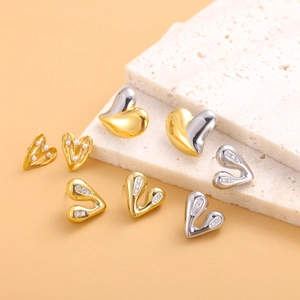 Fashion heart earrings set with pearls and zircons in gold and silver finishes