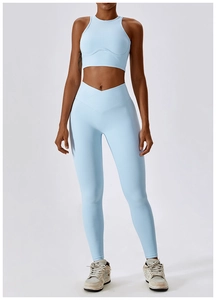 Détail de l'ensemble de yoga bleu clair côtelé avec haut dos nu et legging taille croisée