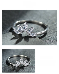 Dettaglio macro dell'anello corona in argento S925 con zirconi bianchi taglio marquise