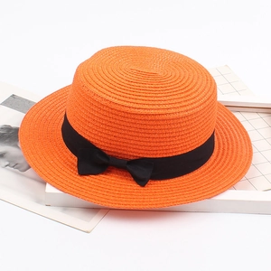 Eleganter Strohhut in Orange mit schwarzem Schleifenband für optimalen Sonnenschutz