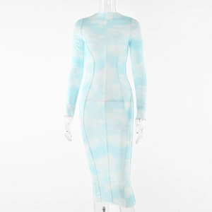 Eng anliegendes langärmeliges Maxikleid mit blau-weißem Batikdruck und sichtbaren Nähten