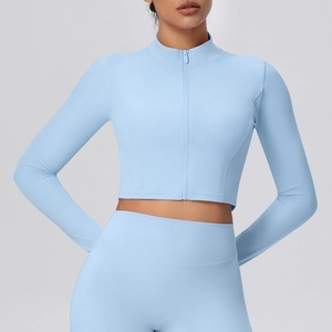 Nahaufnahme des himmelblauen Sportsets mit Reißverschlussjacke und Yogahose