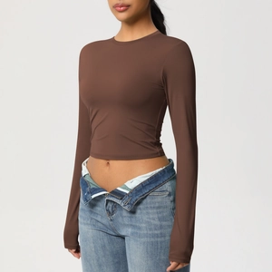 Gros plan d'un crop top de sport marron à manches longues en tissu extensible respirant