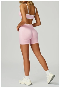 Detailansicht der rosa nahtlosen High-Waist Push-up Shorts und Sport-BH Kombi