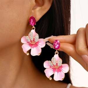 Orecchini pendenti vintage a fiore rosa con gemma grande e petali in smalto floreale