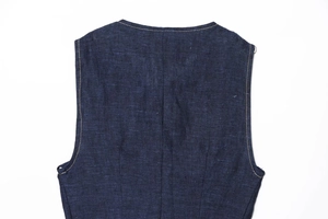 Detailansicht der Rückseite einer dunkelblauen Jeansweste mit Nähten und Webstruktur