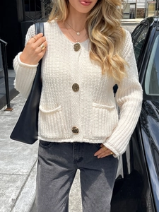 Cardigan blanc élégant pour femme avec manches longues et boutons dorés