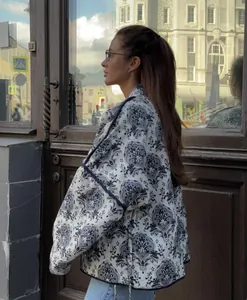 Dettaglio della giacca vintage trapuntata con motivo damascato e taglio oversize