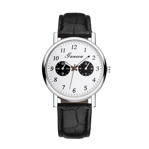 Détail du cadran de montre à quartz blanc avec sous-cadrans noirs et bracelet en cuir