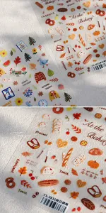 Détails macro de stickers ongles boulangerie d'automne avec pain, feuilles et tons chauds