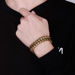 Dettaglio del bracciale a catena a lisca di pesce in bronzo vintage su polso maschile