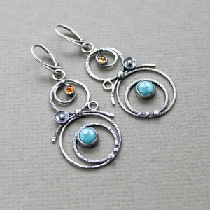 Boucles d'oreilles rondes en argent avec pierre naturelle bleue et texture martelée