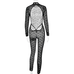 Dettaglio body in pizzo nero con schiena scoperta e spalline incrociate eleganti