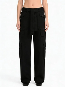 Vue détaillée du pantalon cargo noir à taille haute avec poches utilitaires et ceinture assortie