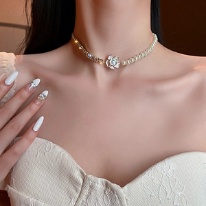 Collier fleur en perles et strass plaqué or sur mannequin pour un look chic