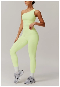 Détail de l'ensemble de yoga jaune citron avec haut asymétrique et legging à taille haute