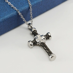 Collier pendentif croix style punk en métal argenté et corde noire sur une chaîne