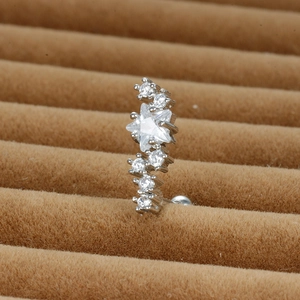 Détail macro du clou d'oreille étoile en acier et zircone dans son écrin à bijoux