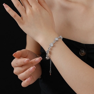 Detailaufnahme von silbernem Herz-Zirkonia-Armband mit verstellbarer Verlängerungskette