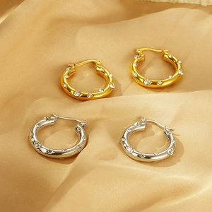 U-shaped stainless steel hoop earrings with crystals in gold and silver finish