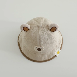 Détail du chapeau bob beige pour bébé avec oreilles d'ours et broderie mignonne