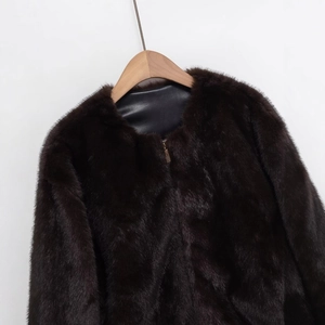 Chaqueta de piel sintética para mujer en marrón oscuro con cuello redondo y cremallera