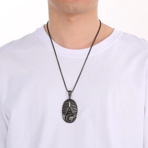 Detailansicht des Steampunk-Rippenkäfig-Anhängers mit inneren Zahnrädern an Kette