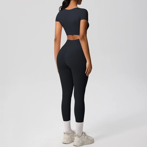 Vue arrière d'un ensemble de yoga gris foncé avec legging taille haute et haut court